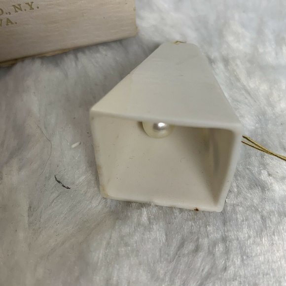 House of Cards 1983 Holly Porcelain Mini Bell Orna - Picture 2 of 3